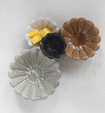 Load image into Gallery viewer, Stoneware Flower Bowls