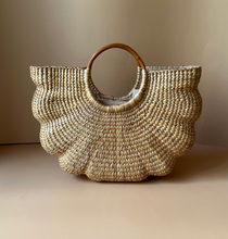 Load image into Gallery viewer, Scalloped Water Hyacinth Bag
